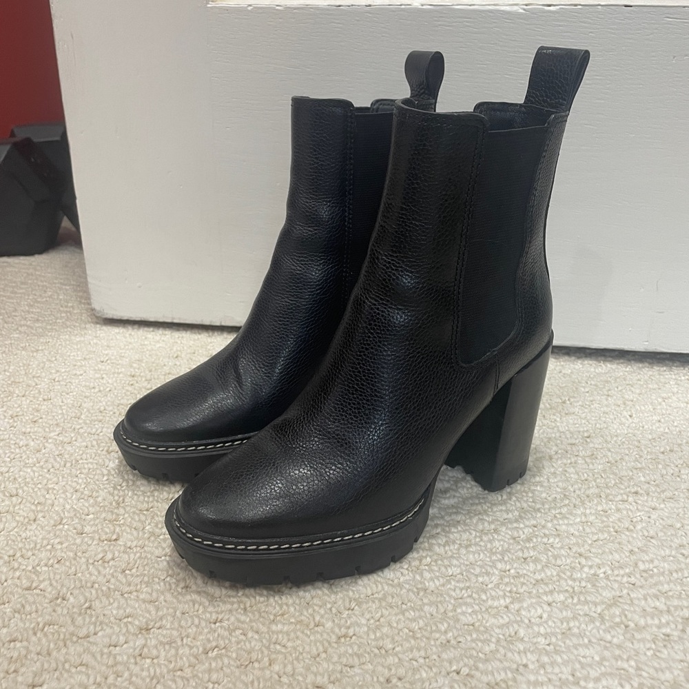Tory Burch leather ankle boot. Black. Size 5.5